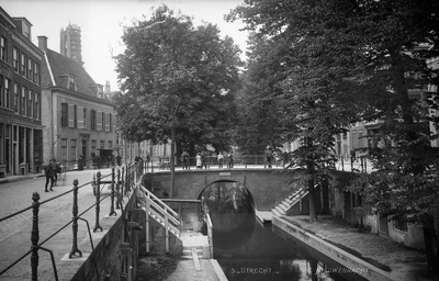 40436 Gezicht op de Nieuwegracht te Utrecht met op de achtergrond de Paulusbrug; links de huizen nrs. 27-29 (geheel links).